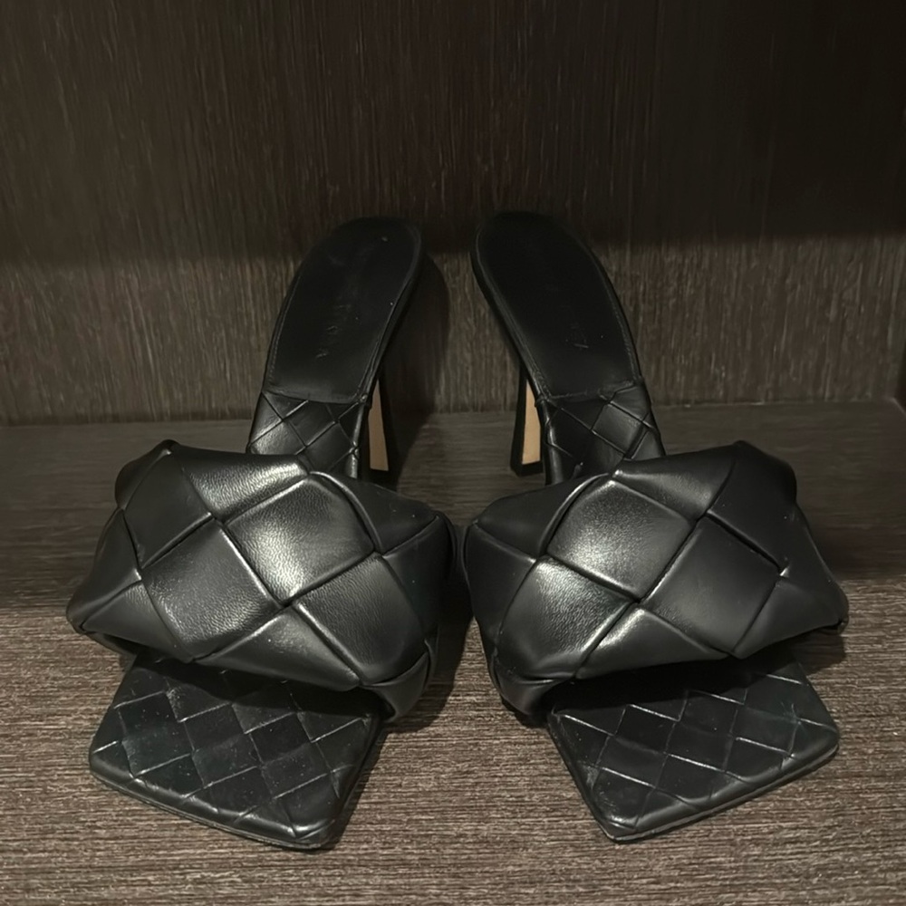 Like new. Bottega Veneta Sandels